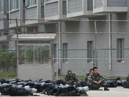 Polic&iacute;as tras disolver una pelea multitudinaria en la planta de Foxconn en Taiyuan en septiembre. 