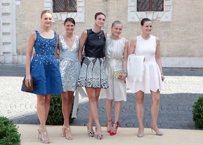 Olympia von und zu Arco-Zinneberg (en el centro) junto a sus hermanas Anna Therese, Maximiliana, Marie Gabrielle y Giorgiana en la boda del príncipe Amedeo de Bélgica en Roma en julio de 2014.