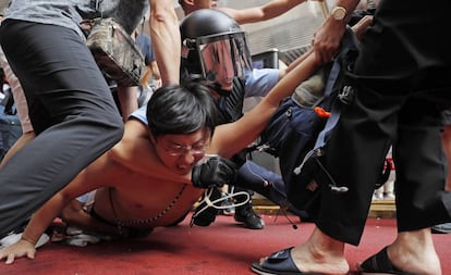 Policías detienen a un hombre tras un enfrentamiento entre manifestantes contra el Gobierno y partidarios en Pekín, el sábado pasado en Hong Kong.