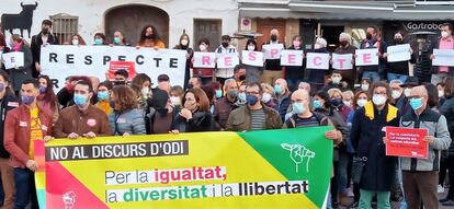 Miembros de la comunidad educativa se han concentrado este miércoles en la localidad de Bétera (Valencia) para condenar el ataque lgtbifófico sufrido por un profesor de secundaria de la población.