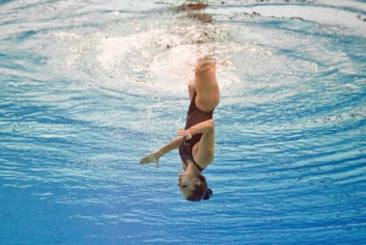 Imagen tomada con una cámara subacuática de Andrea Fuentes, durante el ejercicio de ayer de solo libre, en que ganó la medalla de plata.
