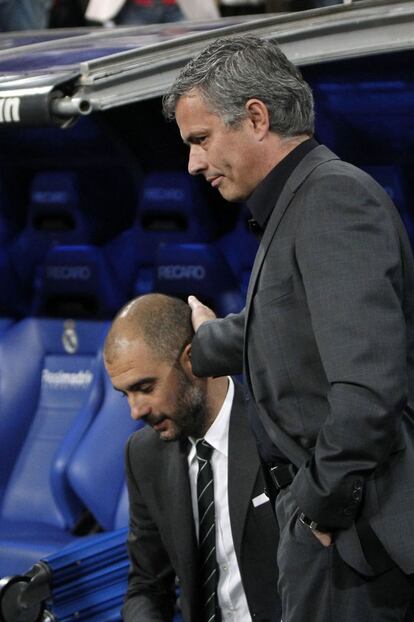 El entrenador del Real Madrid, José Mourinho, saluda al del Barcelona, Pep Guardiola (16-04-2011).