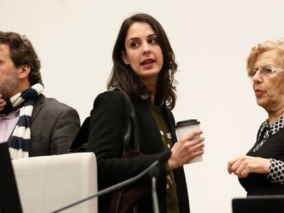 Mauricio Valiente, Rita Maestre y Manuela Carmena en el Pleno del Ayuntamiento de Madrid.