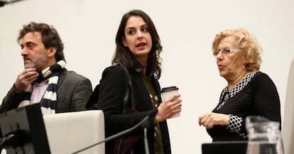 Mauricio Valiente, Rita Maestre y Manuela Carmena en el Pleno del Ayuntamiento de Madrid.