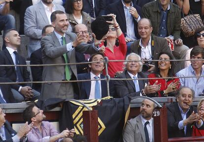 El rey Felipe VI coge al vuelo la montera del torero mexicano Joselito Adame, en la primera feria de la corrida de San Isidro en la plaza de toros de Las Ventas, Madrid.  Junto a él, en la barrera del tendido 1,  los toreros Eduardo Dávila Miura (2i) y Sebastián Palomo Linares (3i). Es la primera vez que asiste a los toros como rey de España. 