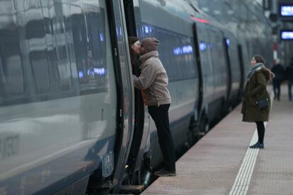 Una pareja se besa antes de que salga un tren en la estación de Gdynia Glowna, en Gdynia (Polonia), el 18 de febrero de 2018.