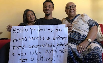 João da Silva cuja foto em um ato pela educação no Rio de Janeiro viralizou em maio.