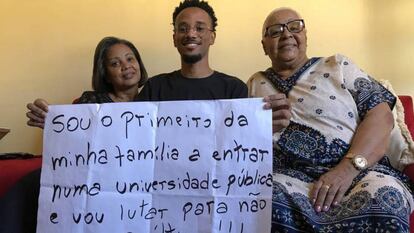 João da Silva cuja foto em um ato pela educação no Rio de Janeiro viralizou em maio.