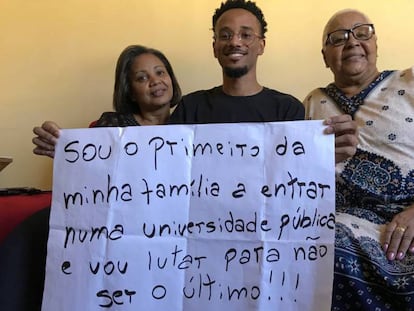 João da Silva cuja foto em um ato pela educação no Rio de Janeiro viralizou em maio.