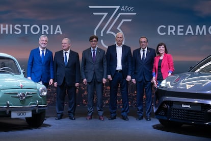 Autoridades políticas y directivos de Seat, en el salón Automobile de Barcelona.