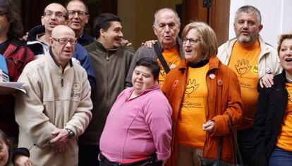 Los dependientes en la puerta de la sede del Síndic.