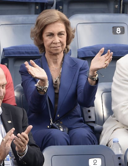 La reina Sof&iacute;a de Espa&ntilde;a aplaude durante el juego entre el tenista espa&ntilde;ol Rafael Nadal y el serbio Novak Djokovic,en Flushing Meadows, Nueva York.
