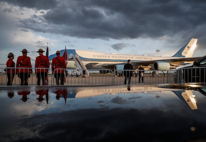 Agentes de la Real Policía Montada de Canadá esperan frente al Air Force One, durante la llegada de Trump a Calgary.
