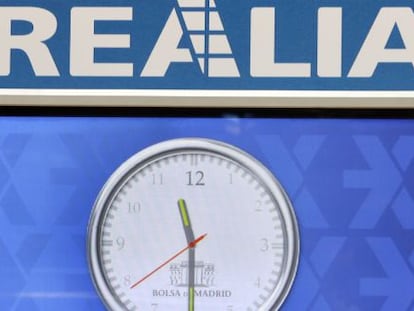 Detalle del reloj de la  Bolsa de Madrid, durante el debut en bolsa de Realia.