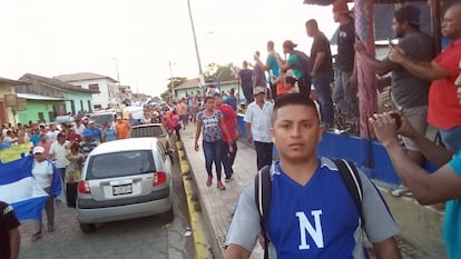 Víctor Tikay (camisa azul) cubre una protesta contra el gobierno Ortega-Murillo en su natal Nandaime (Nicaragua) en 2018, en una imagen de sus redes sociales.
