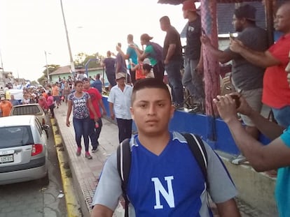 Víctor Tikay (camisa azul) cubre una protesta contra el gobierno Ortega-Murillo en su natal Nandaime (Nicaragua) en 2018, en una imagen de sus redes sociales.