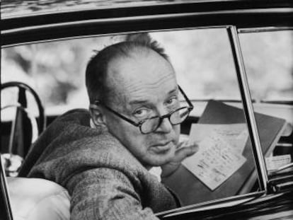 Vladímir Nabokov, en su coche en 1958.