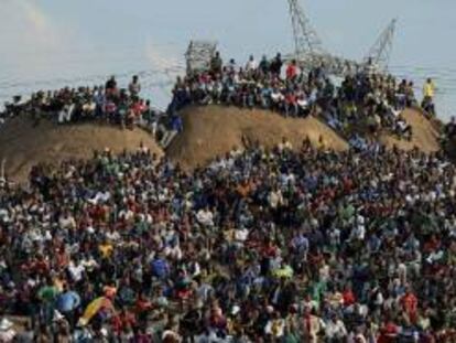 Familiares y miembros del asentamiento improvisado de Wonderkop en las colinas del lugar donde sucedió la masacre para oficiar un servicio religioso en honor a los mineros de la empresa Lonmin, que fueron abatidos por la Policía sudafricana en el campamento minero de Marikana. EFE/Archivo