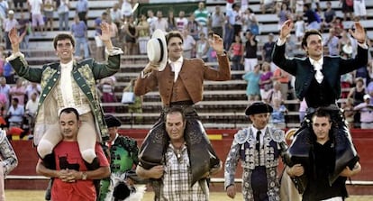  Los rejoneadores (de izquierda a derecha) Joao Moura, Diego Ventura y Andy Cartagena, salen a hombros de la Plaza de Toros de Valencia.