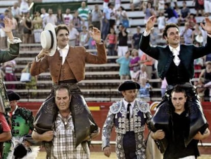  Los rejoneadores (de izquierda a derecha) Joao Moura, Diego Ventura y Andy Cartagena, salen a hombros de la Plaza de Toros de Valencia.