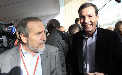 El líder de los socialistas madrileños, Tomás Gómez (d), y el diputado Juan Barranco (i), a su llegada a la conferencia política del PSOE que se celebra en el Palacio Municipal de Congresos de Madrid.