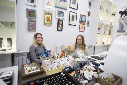 Anastasia Jafárova y Angelina Zanko en un museo de Minsk.