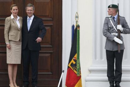 El presidente alemán, Christian Wulff, y su esposa, Bettina, ayer en Berlín.