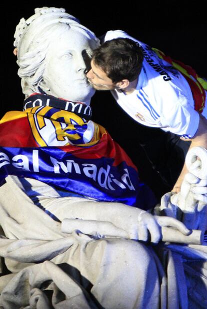 Casillas besa a la Cibeles ya de madrugada en la celebración madridista.