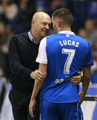 Pepe Mel dialoga con Lucas Pérez tras su sustitución.