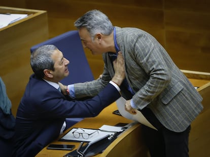 Vicente Barrera, sentado, da un golpe en el pecho al diputado socialista José Chulvi.