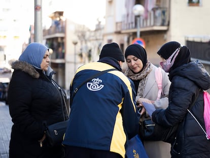 Fatima, Lamya y Souad, este lunes, cuando toparon con el cartero, que les guardaba correspondencia recibida en sus antiguas viviendas durante las últimas semanas.