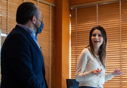 La exportavoz de Cs en el Parlament, Lorena Roldán, este miércoles, junto a Alejandro Fernández, líder del PP catalán.