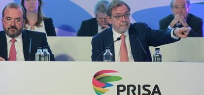 José Luis Sainz (izquierda), consejero delegado de PRISA, y Juan Luis Cebrián, presidente, en la última Junta General de Accionistas del grupo editor.