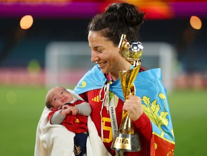 Ivana Andrés, con su bebé, Jara, tras ganar el Mundial el pasado 20 de agosto en Sídney.