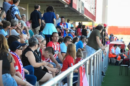 Aficionados aguardan antes del partido entre el Atlético de Madrid y la Real Sociedad, este sábado en la ciudad deportiva del Wanda. La primera jornada de la Liga F debía  comenzar este sábado a las 12:00.