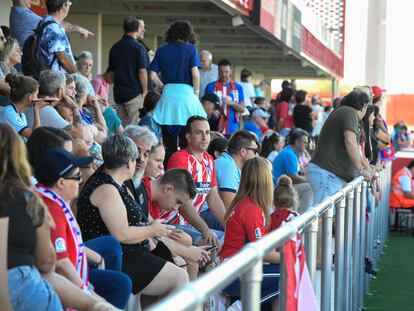 Aficionados aguardan antes del partido entre el Atlético de Madrid y la Real Sociedad, este sábado en la ciudad deportiva del Wanda. La primera jornada de la Liga F debía  comenzar este sábado a las 12:00.