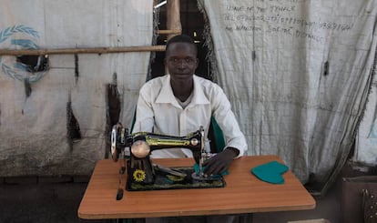 Ocen David, un refugiado del sur de Sudán de 19 años, se está recuperando de la malaria, en el asentamiento de refugiados de Palabek, en el norte de Uganda, el 1 de julio de 2020.