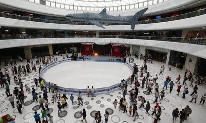 Visitantes en el nuevo centro comercial Wanda Mall, en Jiangxi, China.