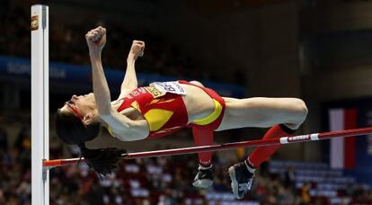 Ruth Beitia en la fase clasificatoria de salto de altura de los Mundiales de atletismo en pista cubierta.
