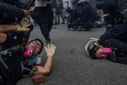 Unos manifestantes son detenidos por la policía durante una protesta en el distrito Admiralty, de Hong Kong, el 29 de septiembre de 2019.