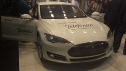 Veh&iacute;culo el&eacute;ctrico Tesla Model S que ha presentado Telef&oacute;nica en Barcelona.