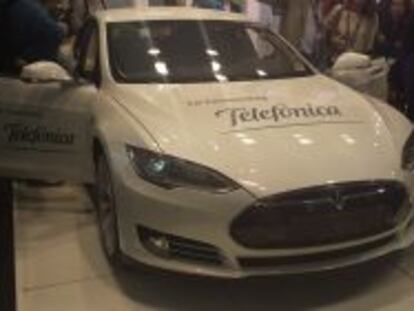 Veh&iacute;culo el&eacute;ctrico Tesla Model S que ha presentado Telef&oacute;nica en Barcelona.
