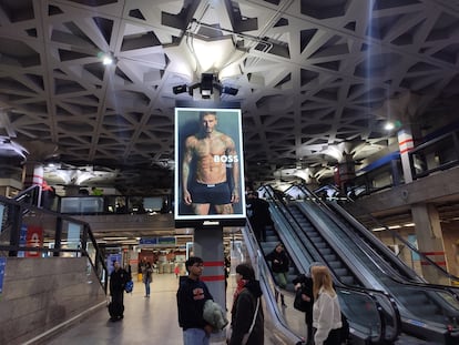 Una pantalla de la estación de metro de Sol, en Madrid, desde la que David Beckham nos invita a comprar unos calzoncillos como los suyos. El 9 de febrero de 2025.