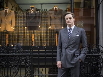 Colin Firth, davant de la sastreria Kingsman, que bateja la pel·lícula.