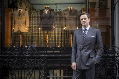 Colin Firth, davant de la sastreria Kingsman, que bateja la pel·lícula.