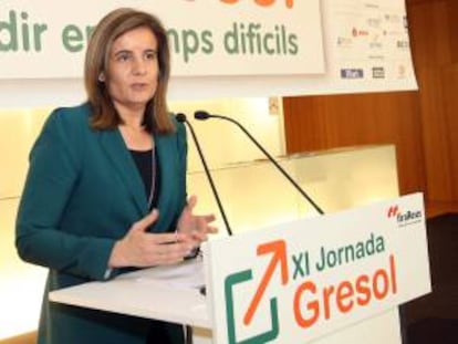 La ministra de Empleo y Seguridad Social, Fátima Báñez, hoy, durante su intervención en las XI Jornada Gresol de Reus, en la que ha advertido que la independencia catalana es "una aventura de consecuencias imprevisibles", y ha defendido la estabilidad y la lealtad institucional.