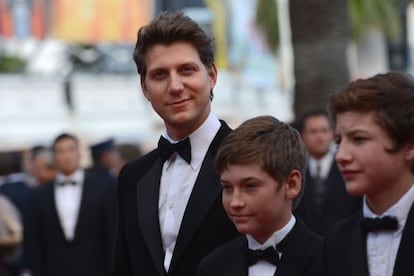 El director Jeff Nichols y los actores Jacob Lofland y Tye Sheridan, en la presentación de 'Mud' en Cannes.