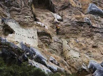 El equipo del proyecto Ukhupacha explora por primera vez en el sector de la Barreta, un objeto incrustado en la montaña sagrada o "apu" y donde no se puede llegar sin cuerdas y técnicas de progresión vertical.