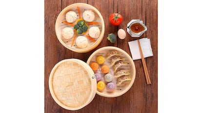 Vaporera de bambú sobre fondo blanco.