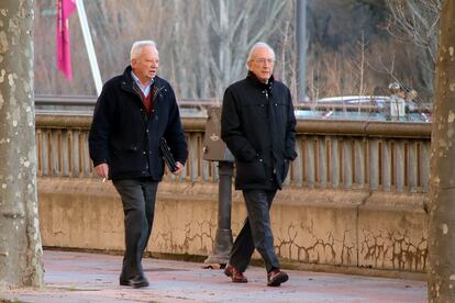 El expresidente de Hullera Vasco-Leonesa, Antonio del Valle (izquierda), y el exvicepresidente, su hermano Arturo, llegan el 8 de febrero a los juzgados de León. 